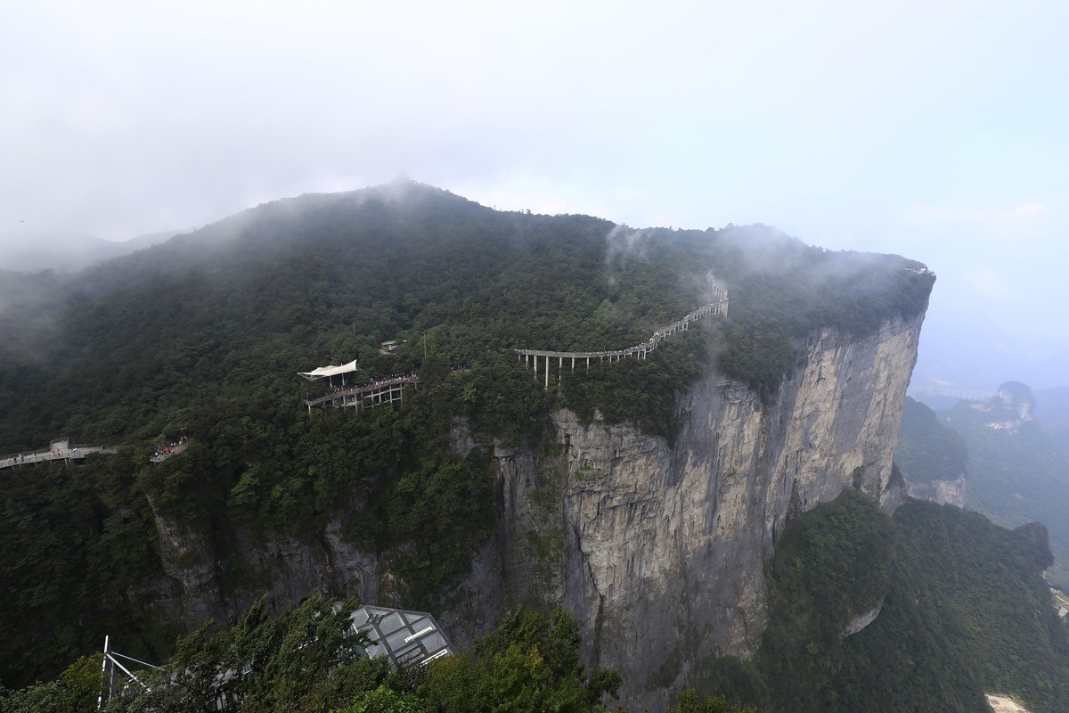 变幻莫测的天门山玉瓶峰顶风光