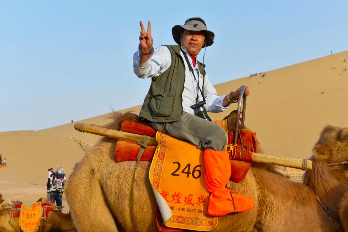沙漠中骑骆驼