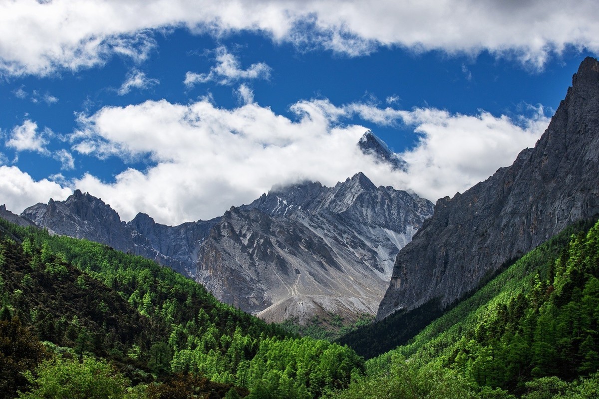 云卷云舒画中游，山峦叠翠意悠悠。