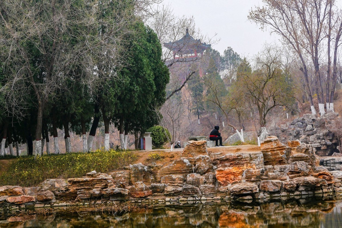 草色青青柳色黄，踏青路上赏春光