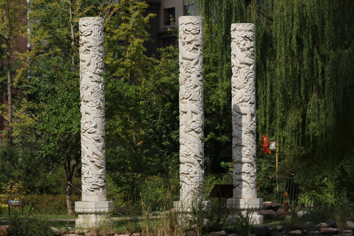 小区院内的盘龙柱