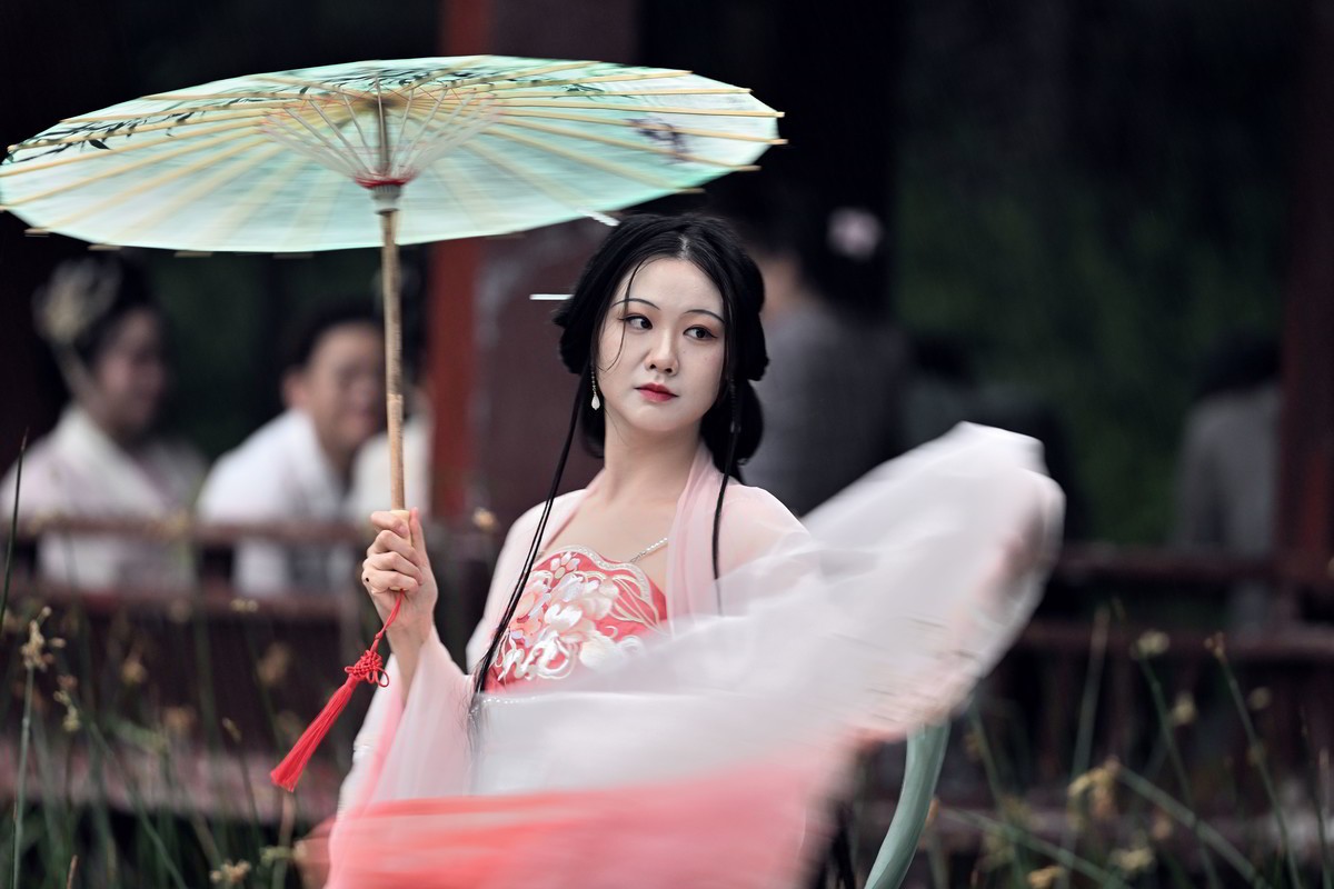 发一组拍荷花照的美女小姐姐