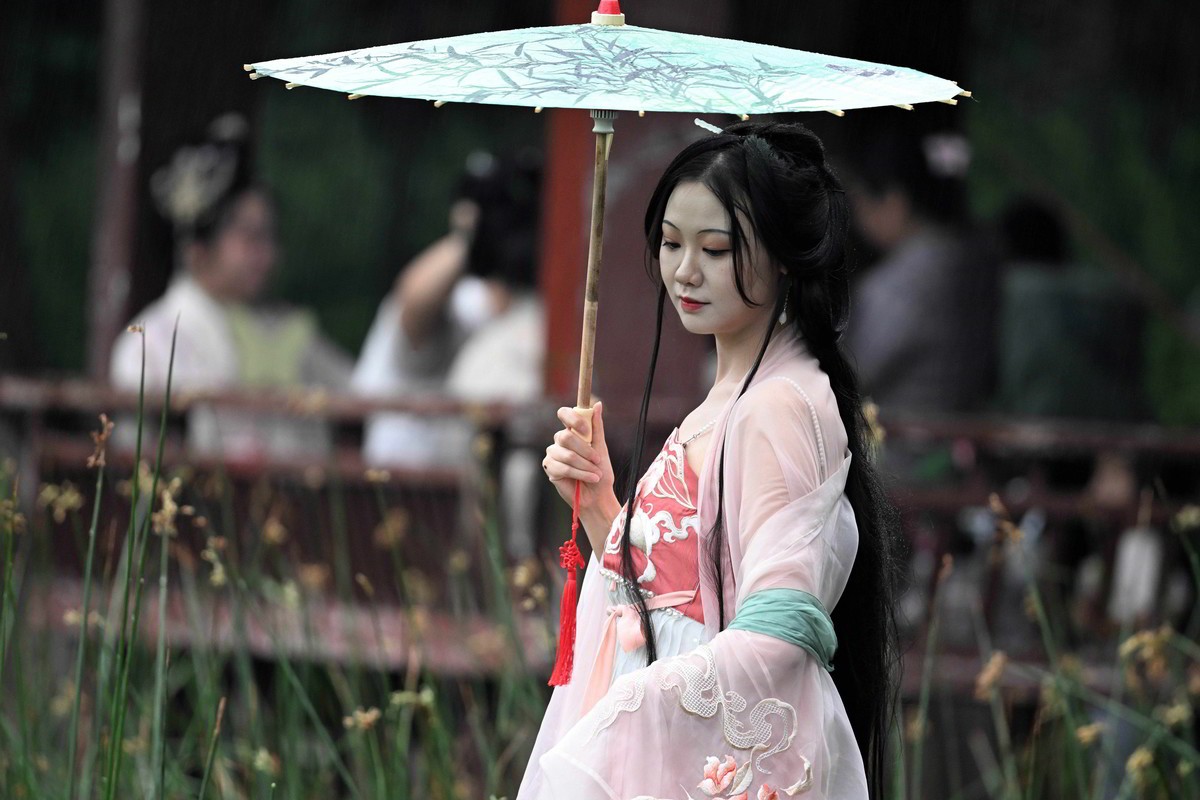 发一组拍荷花照的美女小姐姐