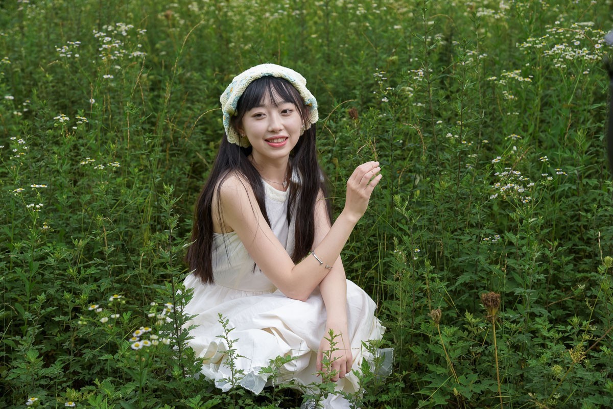 绿草丛中