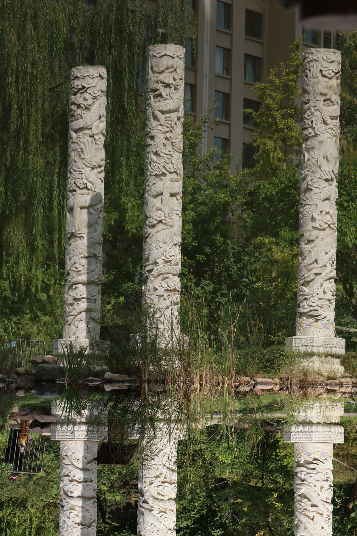 小区院内的盘龙柱