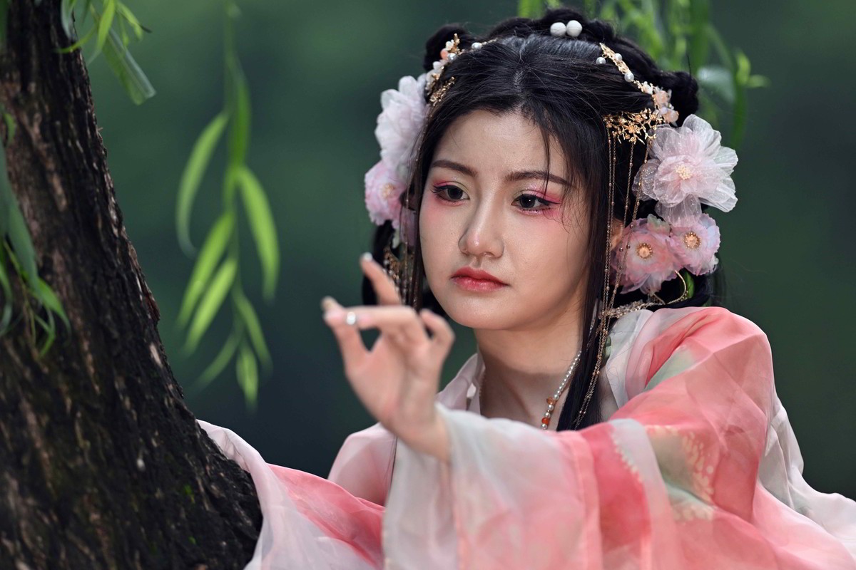 发一组拍荷花照的美女小姐姐