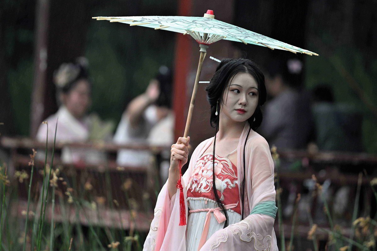 发一组拍荷花照的美女小姐姐