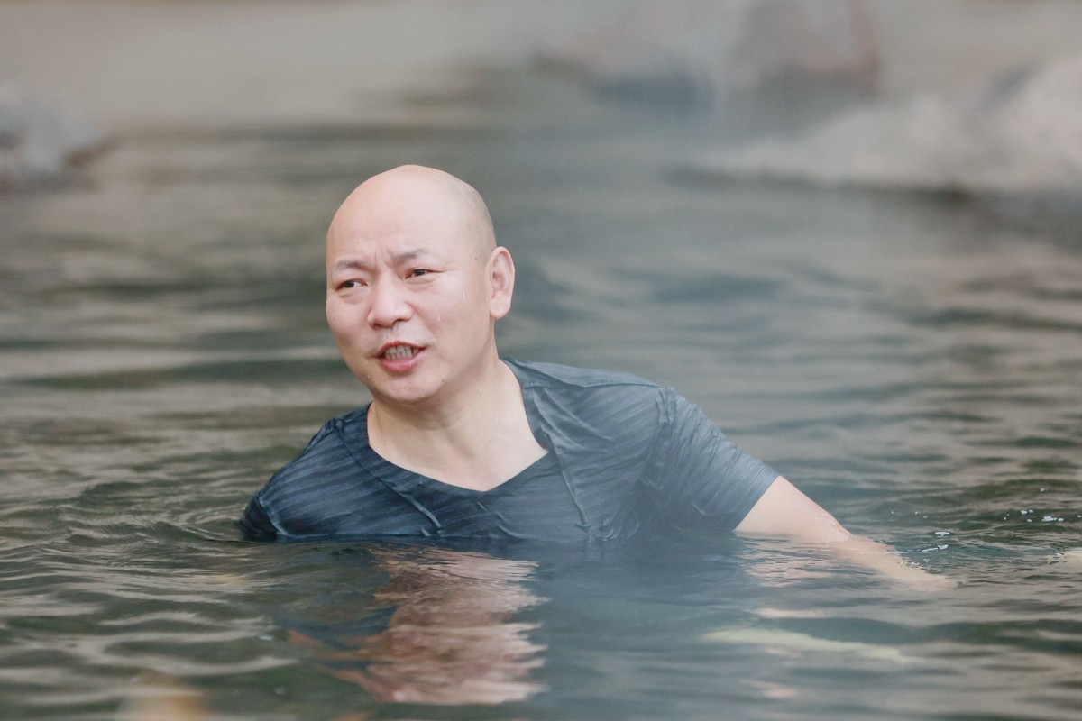 抓拍——江边纳凉兄弟俩