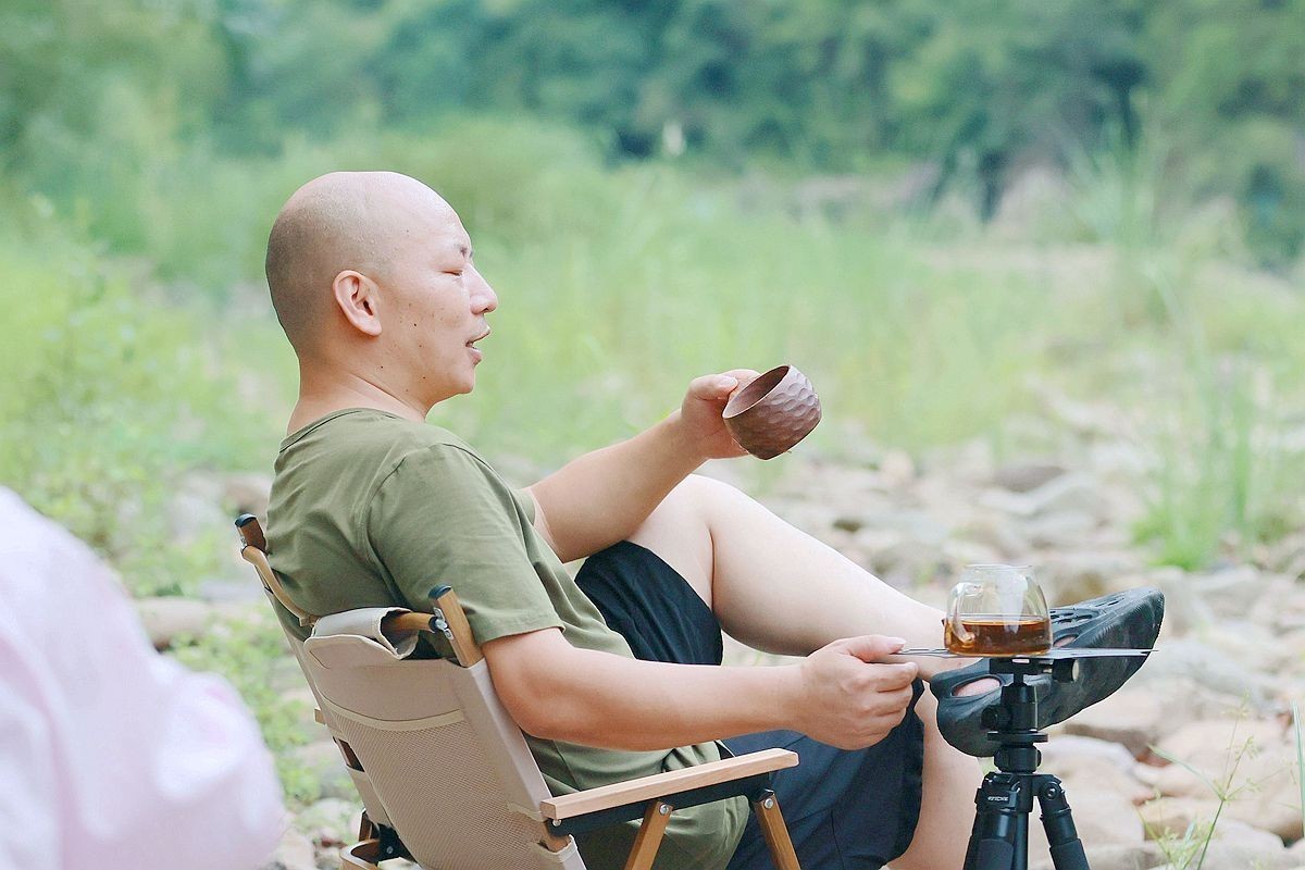 抓拍——江边纳凉兄弟俩