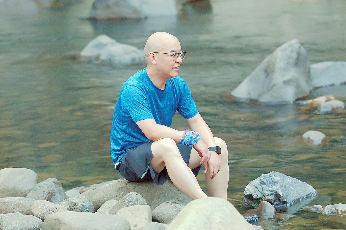 抓拍——江边纳凉兄弟俩