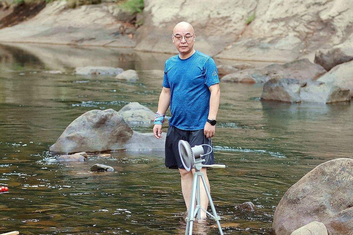 抓拍——江边纳凉兄弟俩