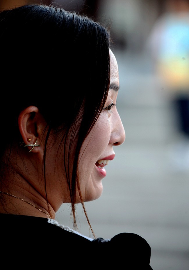 坐在了镜头前  请赏个脸