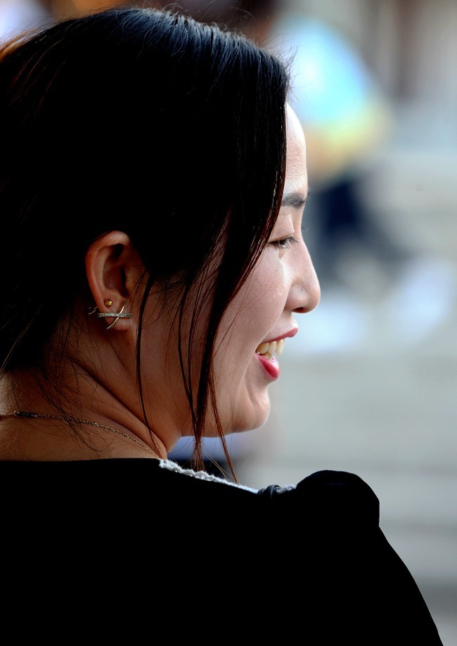 坐在了镜头前  请赏个脸