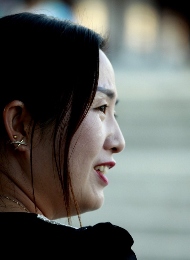 坐在了镜头前  请赏个脸