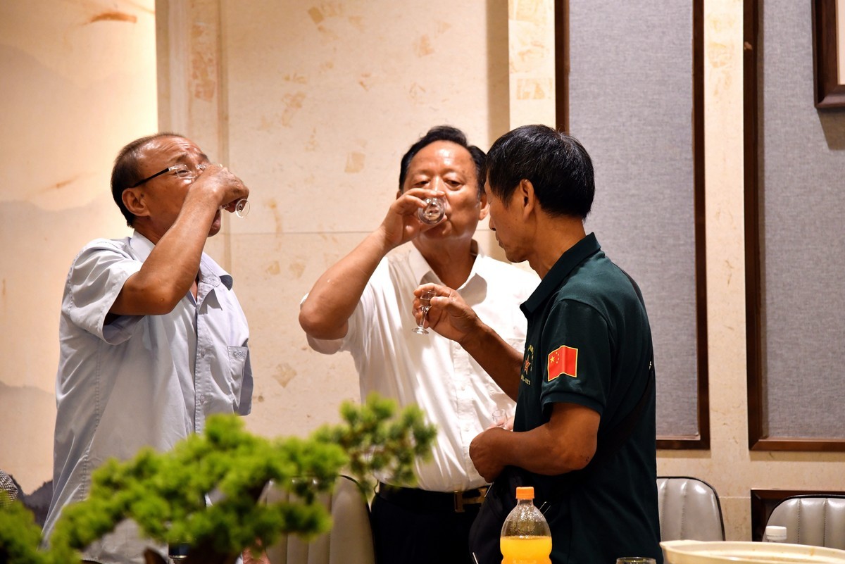 战友聚会庆八一建军节