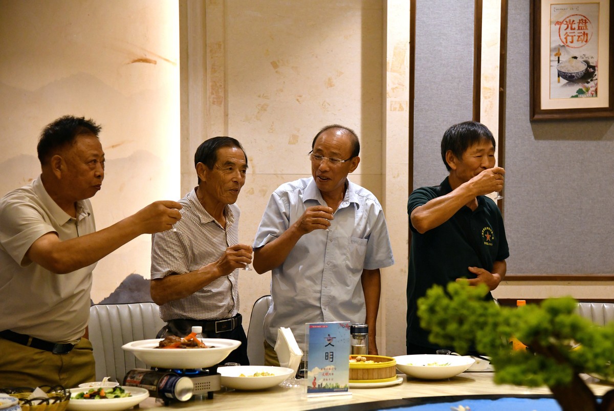 战友聚会庆八一建军节