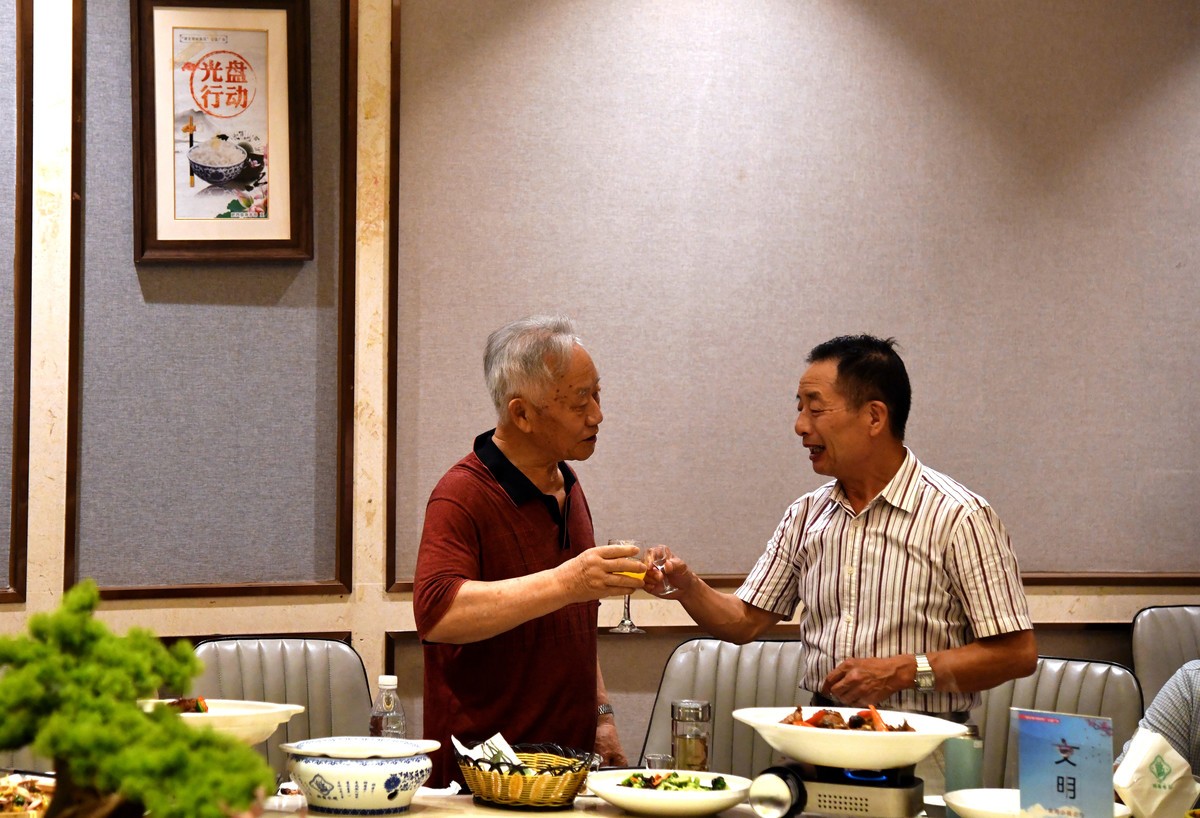 战友聚会庆八一建军节