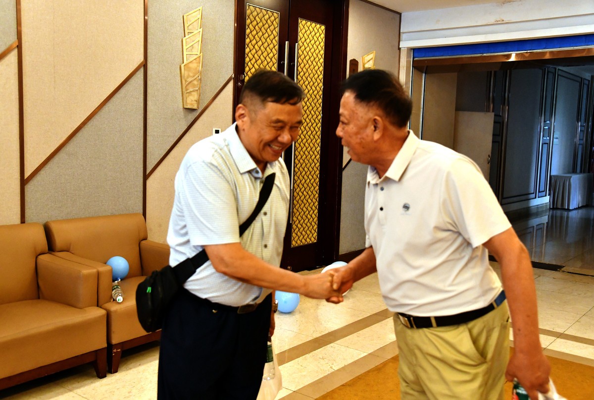 战友聚会庆八一建军节