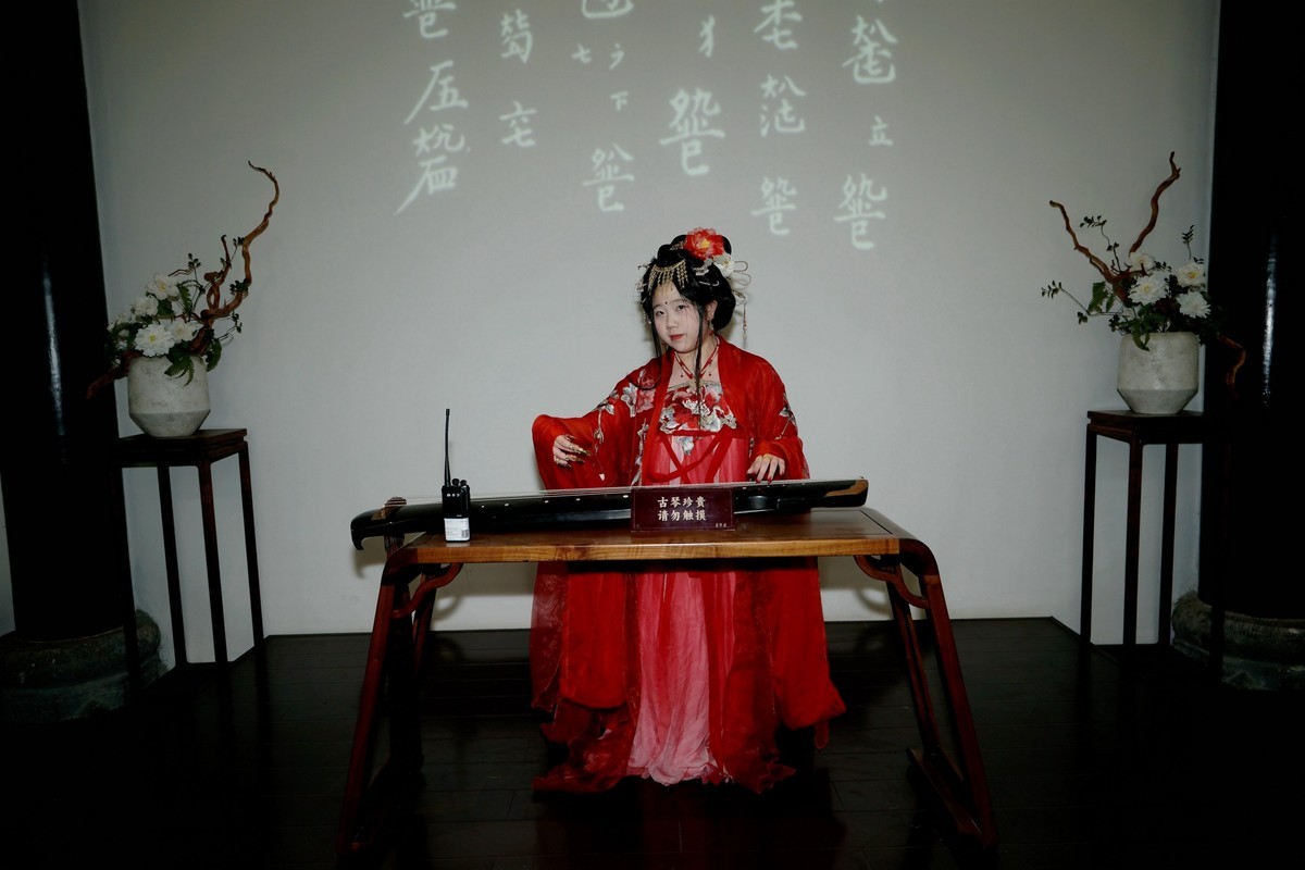 古琴台的红衣美女！