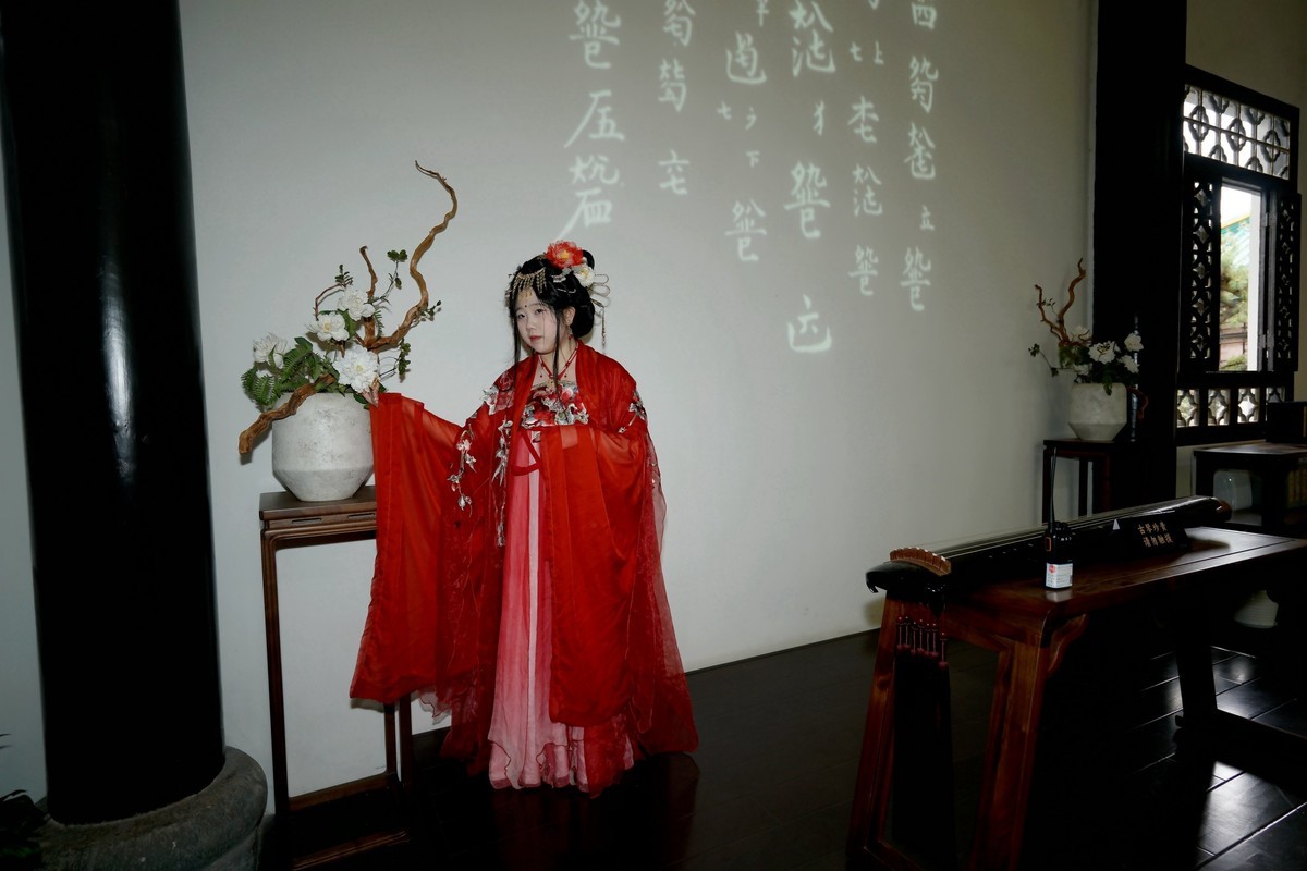 古琴台的红衣美女！