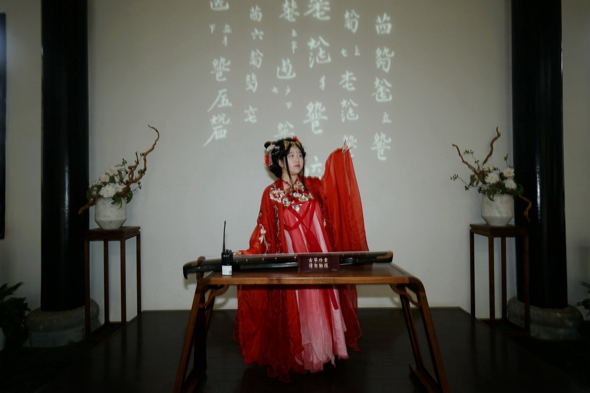 古琴台的红衣美女！