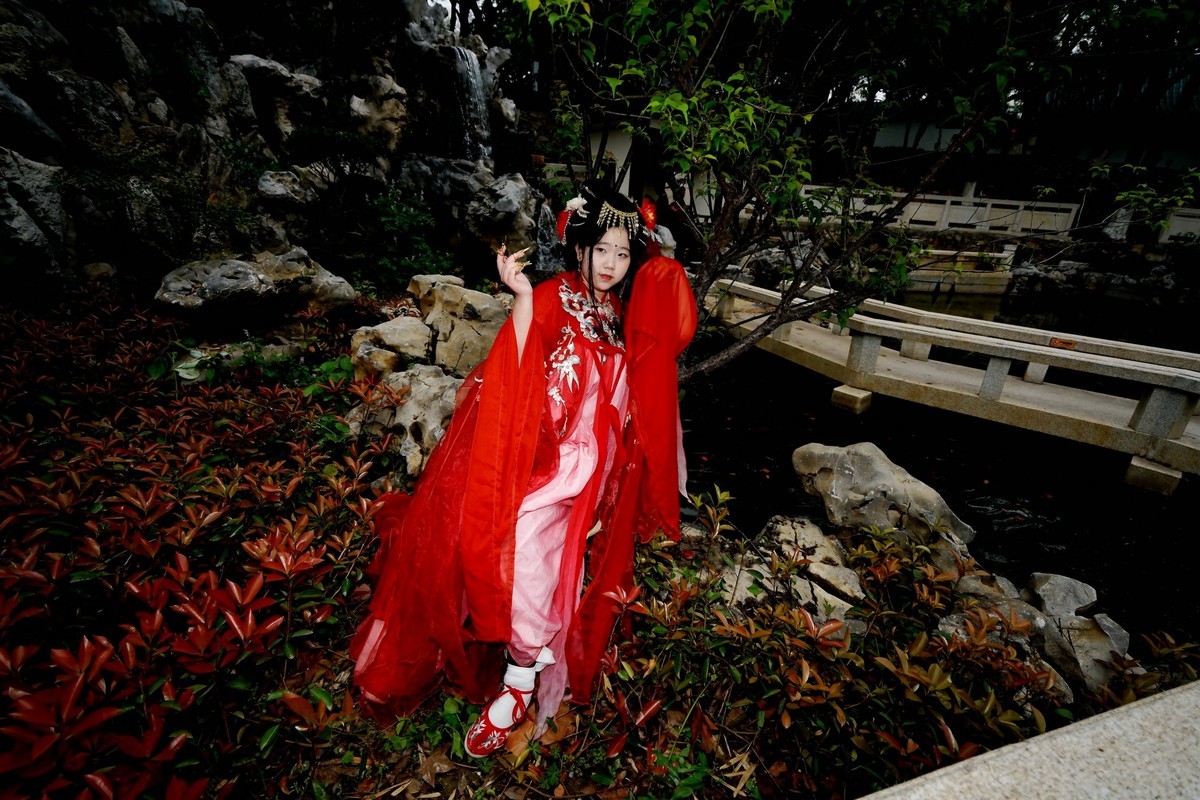 古琴台的红衣美女！