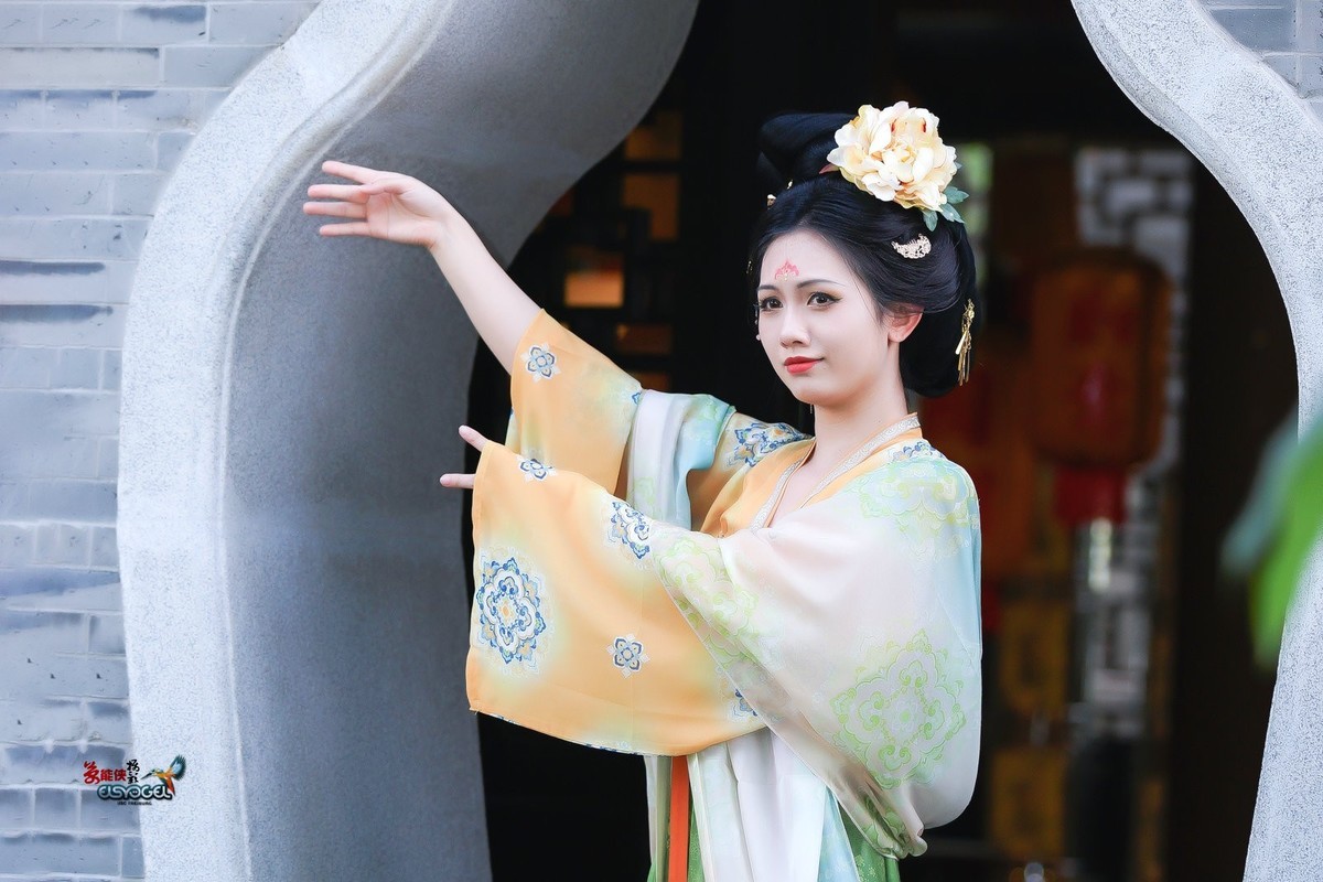 【瓶中花】---小覔