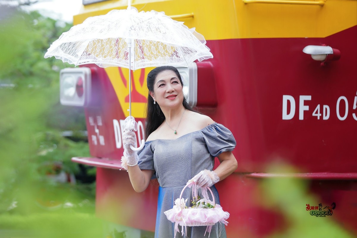 【旧铁路站台美女】---丽英