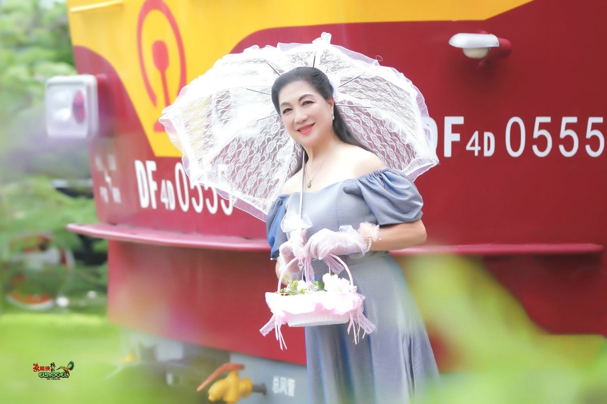 【旧铁路站台美女】---丽英