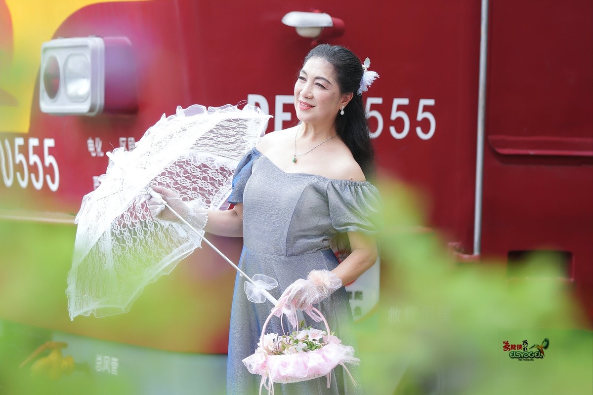 【旧铁路站台美女】---丽英