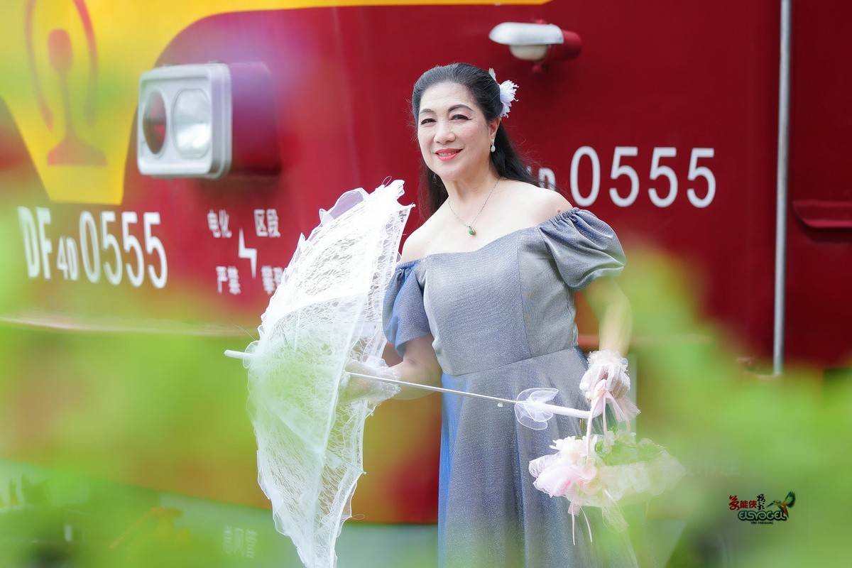 【旧铁路站台美女】---丽英