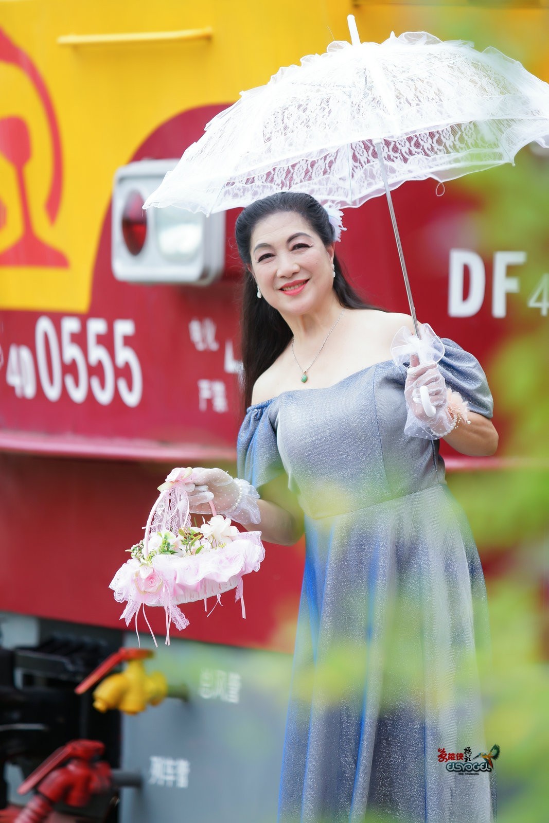 【旧铁路站台美女】---丽英