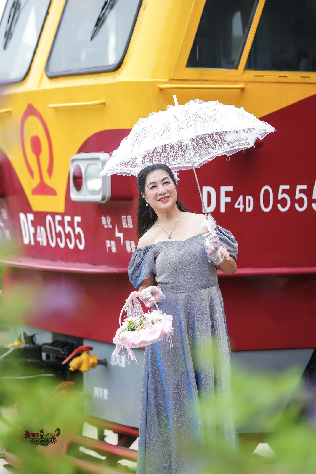 【旧铁路站台美女】---丽英