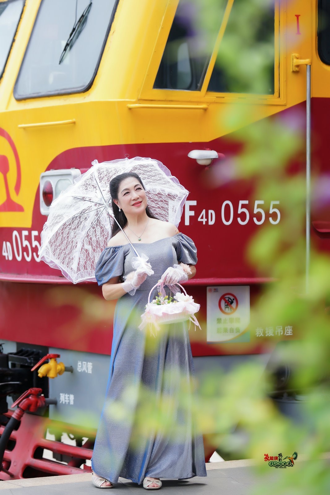 【旧铁路站台美女】---丽英