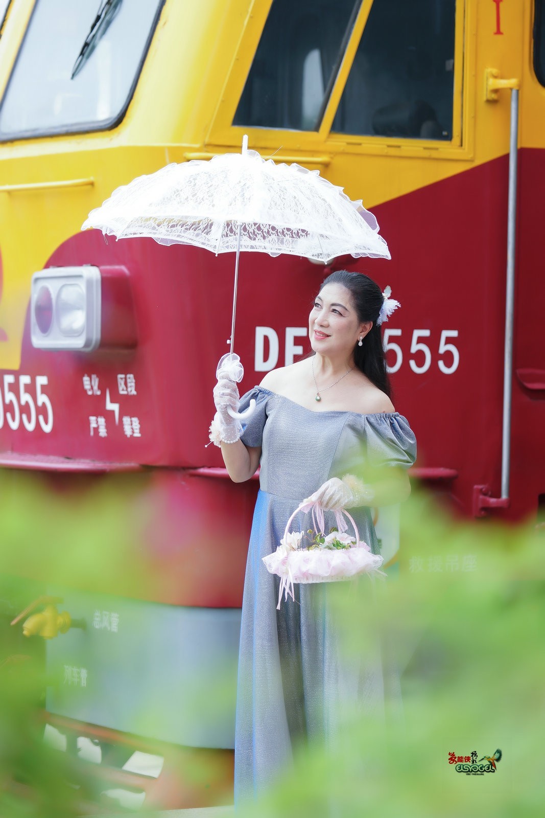 【旧铁路站台美女】---丽英