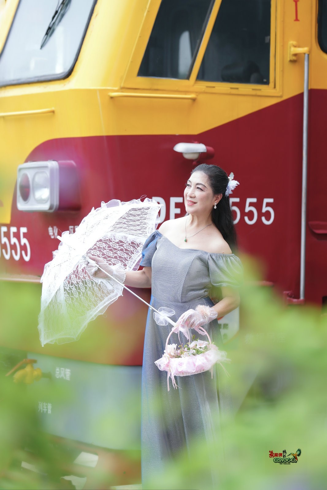 【旧铁路站台美女】---丽英