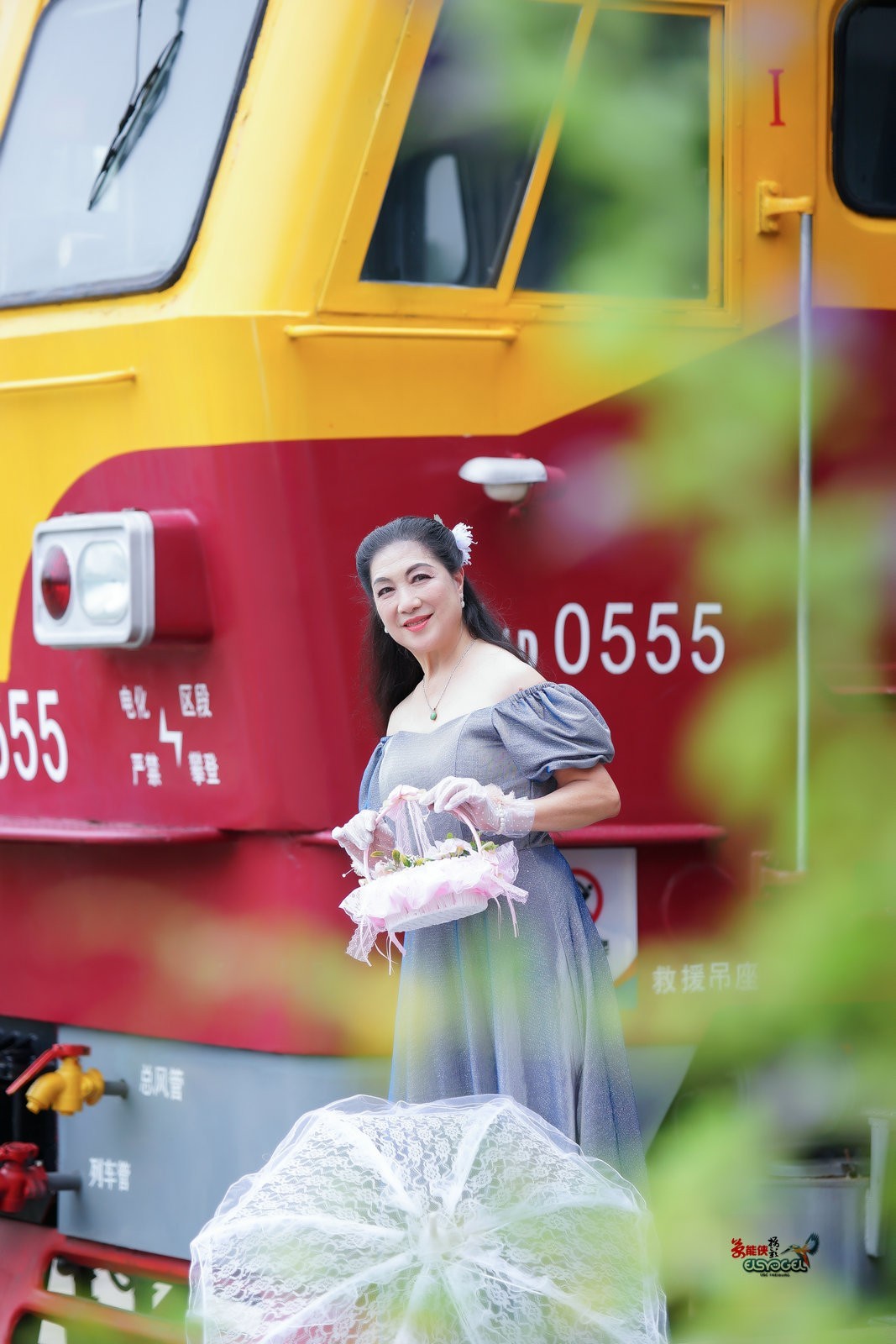 【旧铁路站台美女】---丽英