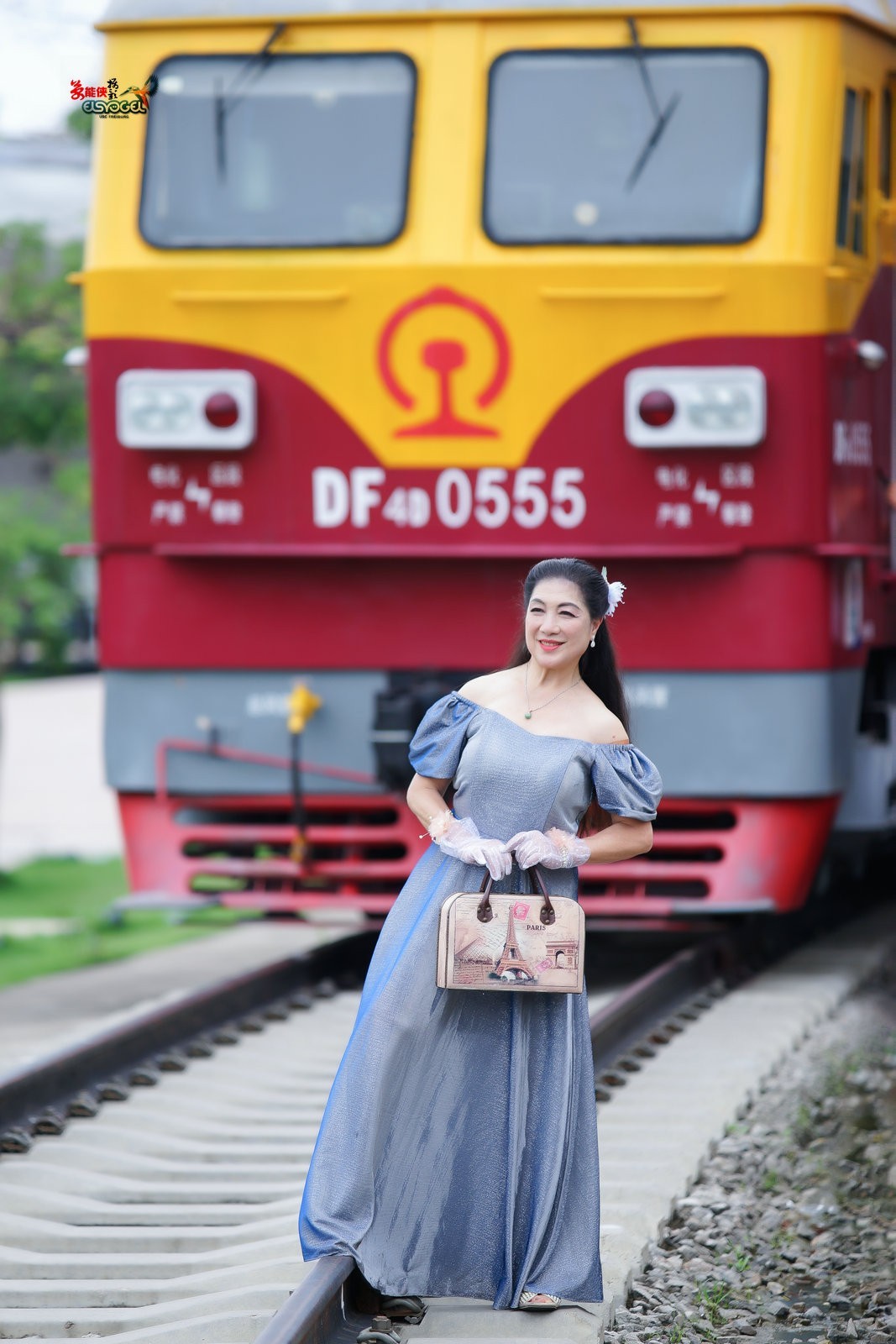 【旧铁路站台美女】---丽英