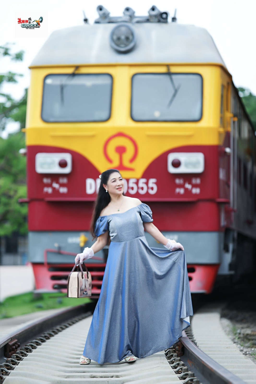 【旧铁路站台美女】---丽英