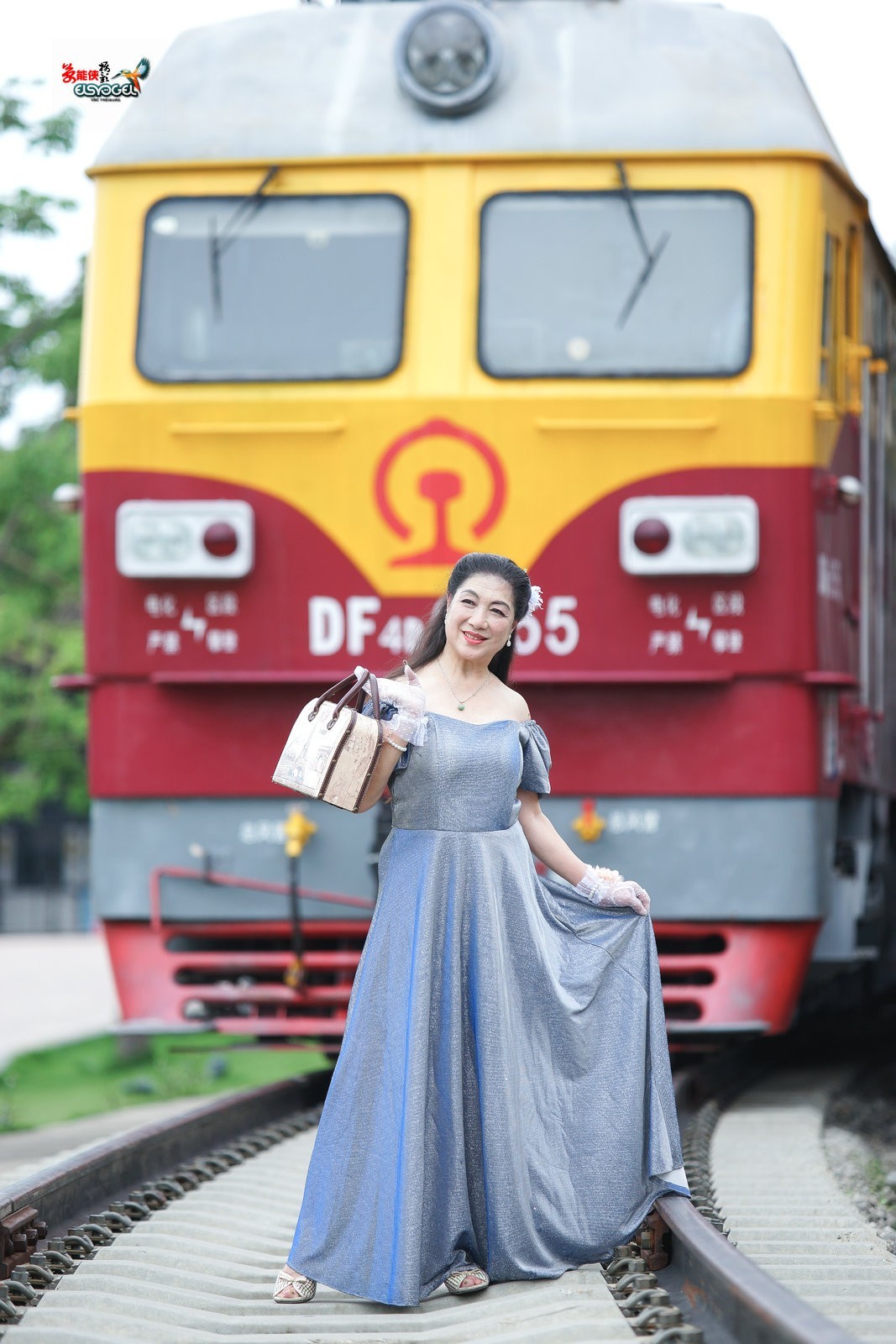 【旧铁路站台美女】---丽英