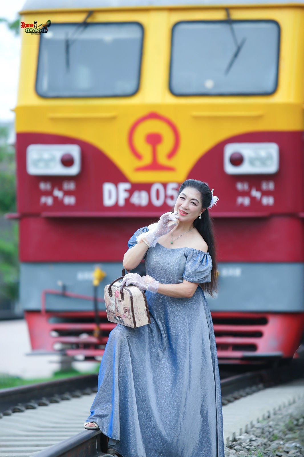 【旧铁路站台美女】---丽英