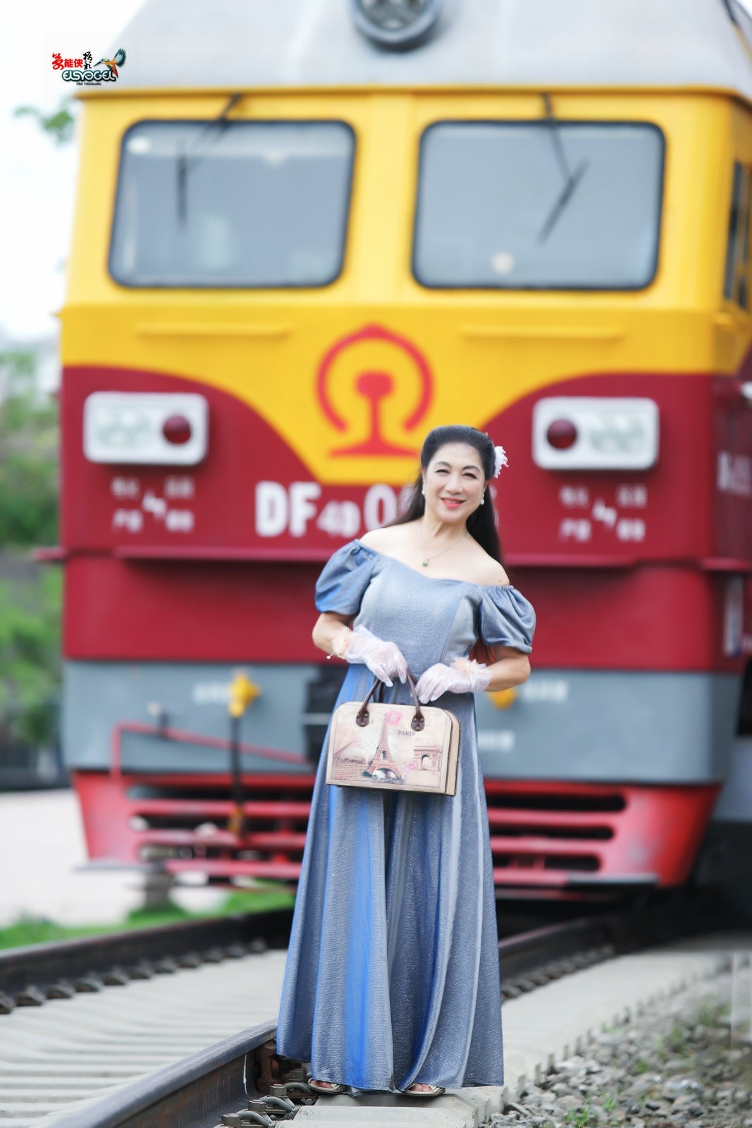 【旧铁路站台美女】---丽英