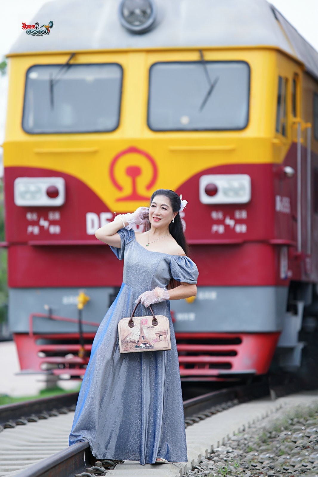 【旧铁路站台美女】---丽英