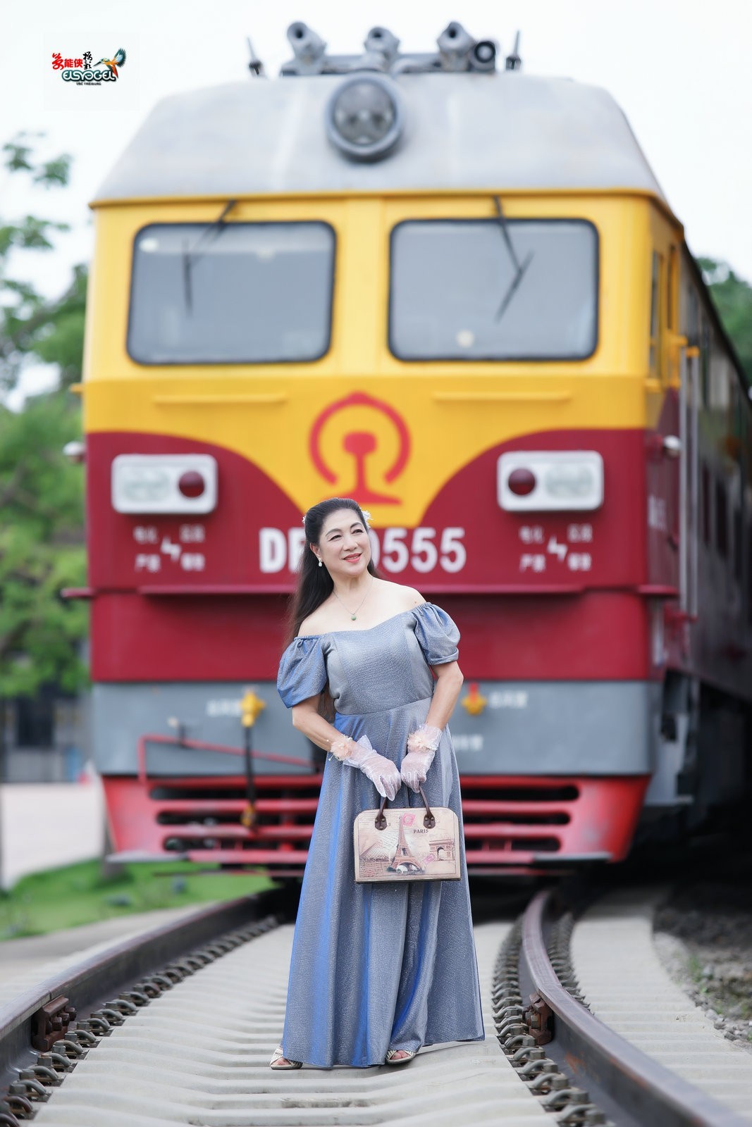 【旧铁路站台美女】---丽英