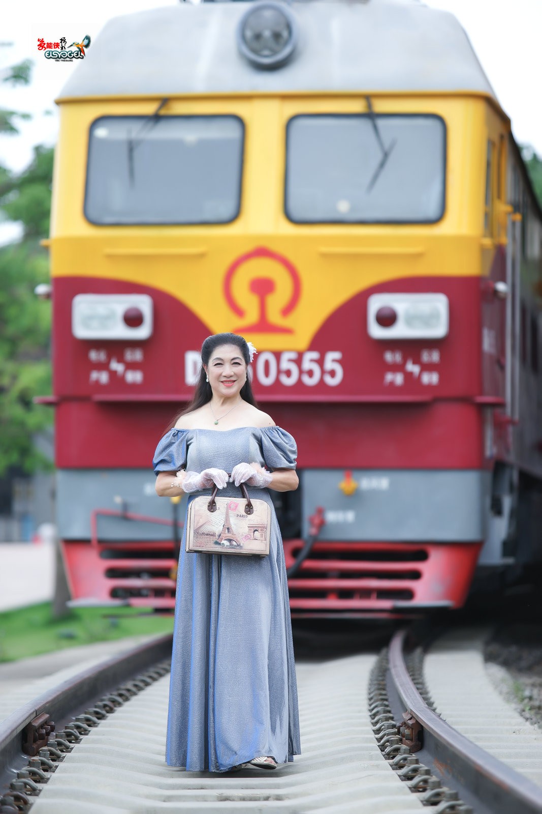 【旧铁路站台美女】---丽英