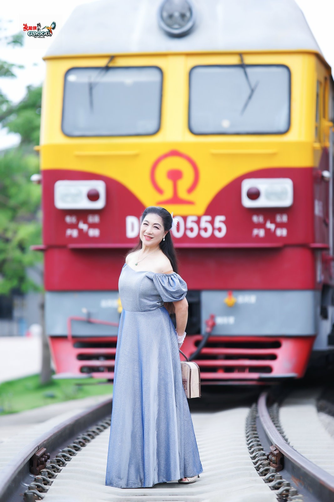 【旧铁路站台美女】---丽英