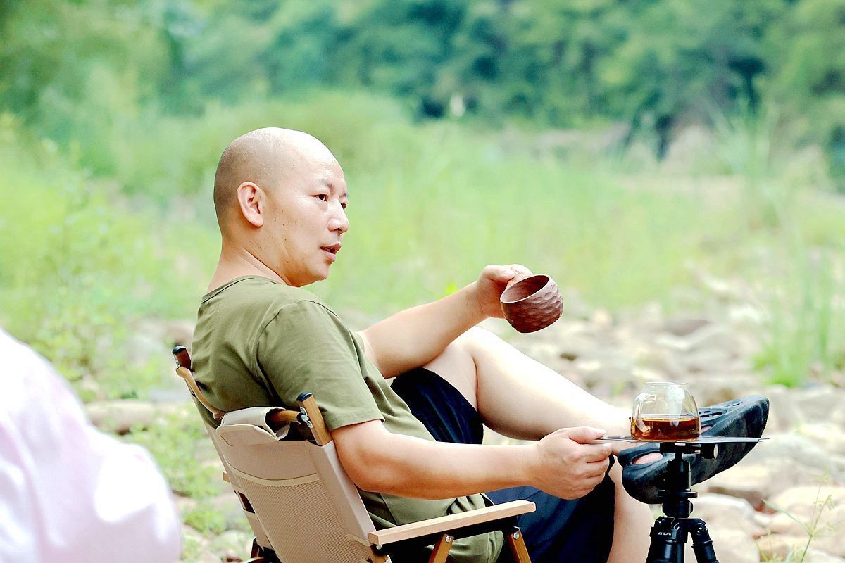 抓拍——江边纳凉兄弟俩