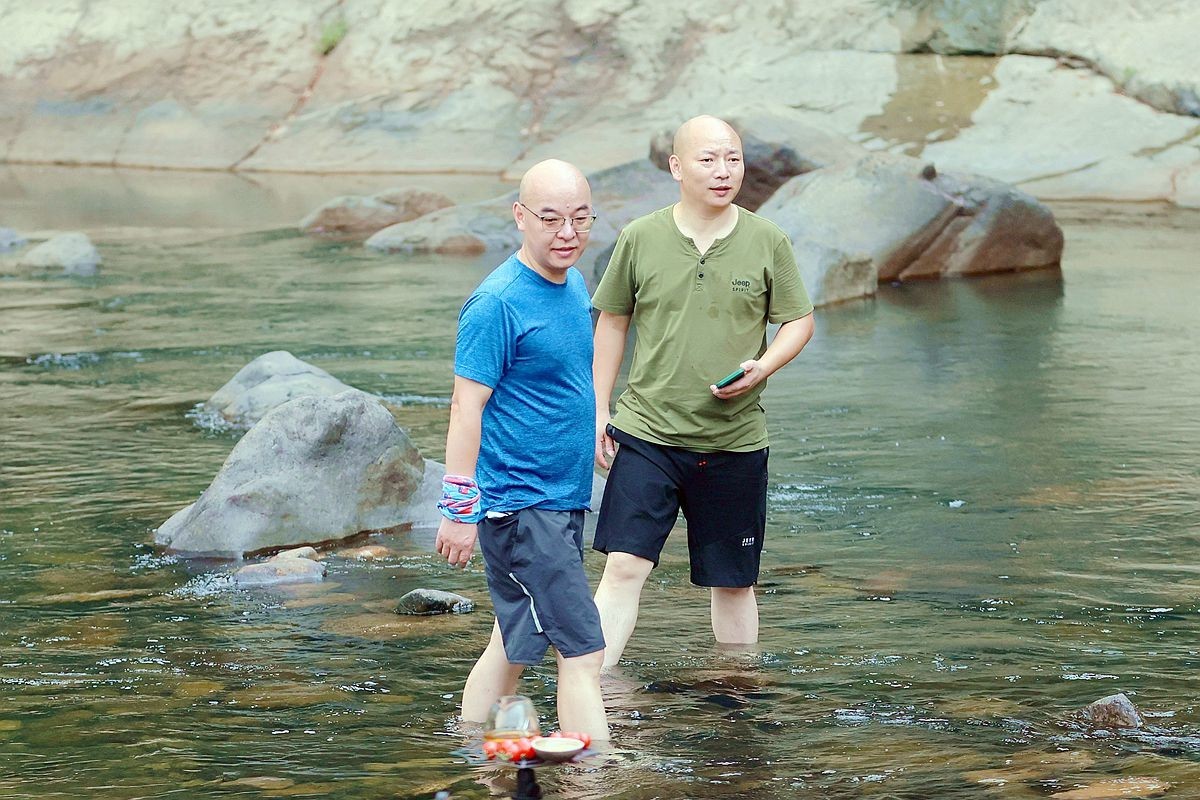 抓拍——江边纳凉兄弟俩