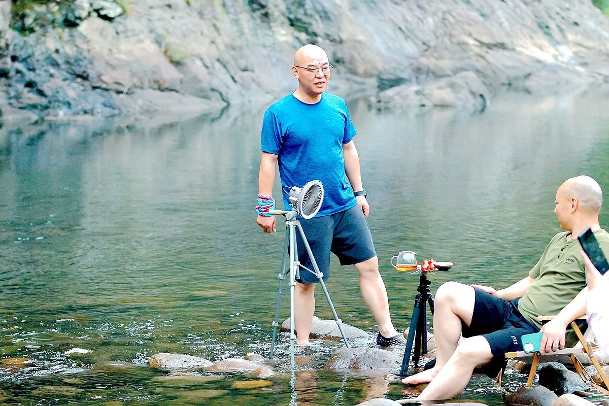 抓拍——江边纳凉兄弟俩