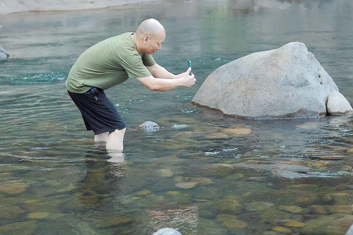 抓拍——江边纳凉兄弟俩